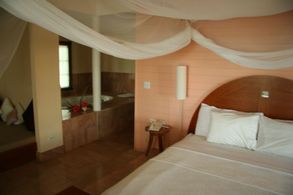 Emerald-palms-hotel-bedroom 293x in 