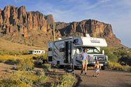 Familie vor Camper im Südwesten