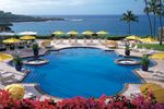 Poolanlage mit Blick aufs Meer