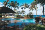 Poollandschaft mit Blick aufs Meer