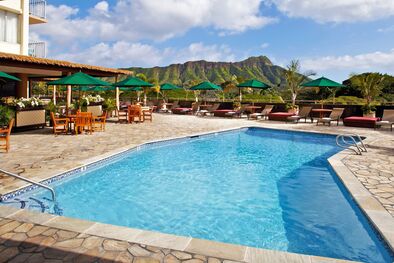 Hotel Oahu Queen Kapiolani Hotel Sonnenterrasse und Swimmingpool