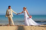 Heiraten auf Hawaii: Lokahi Weddings - Hochzeitspaar am Strand