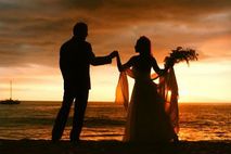 Heiraten auf Hawaii: Brautpaar im Sonnenuntergang