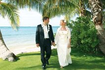 Heiraten auf Hawaii: Brautpaar am Meer