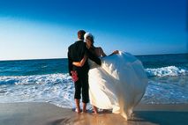 Heiraten auf Hawaii: Brautpaar am Traum-Strand