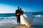 Heiraten auf Hawaii: Brautpaar am Strand