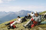 Wanderreisen: Pause bei schöner Aussicht