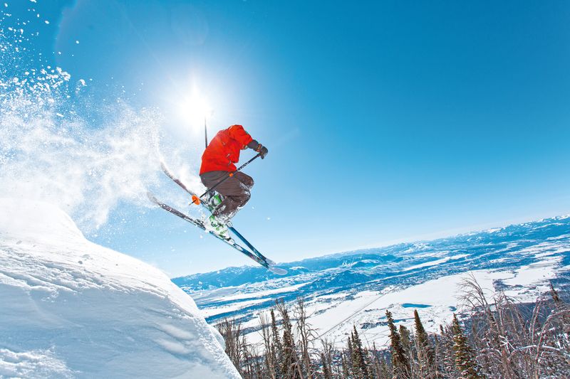 skifahrer-sprung-sonne.cr4500x3000-0x0.8