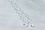 Skifahrer und Snowboarder bei der Abfahrt im Powder