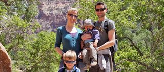 allgemein/blog/usa/svenja-klos-matthies-suedwesten/familienfoto-zion-np.cr1500x657-0x75