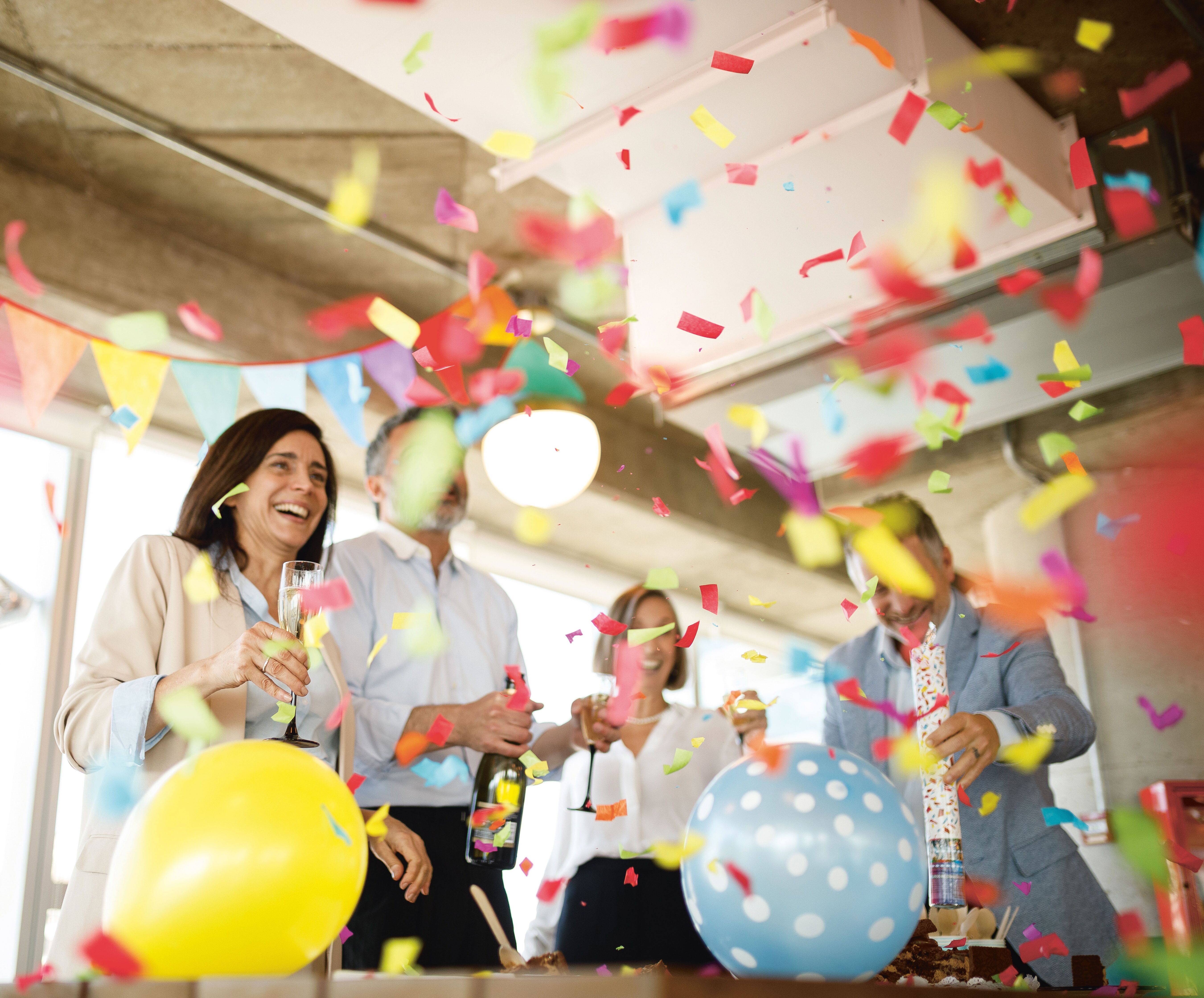 Fröhliche Party mit Luftballons und Konfetti