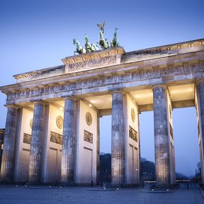 Das Brandenburger Tor in Berlin bei Nacht