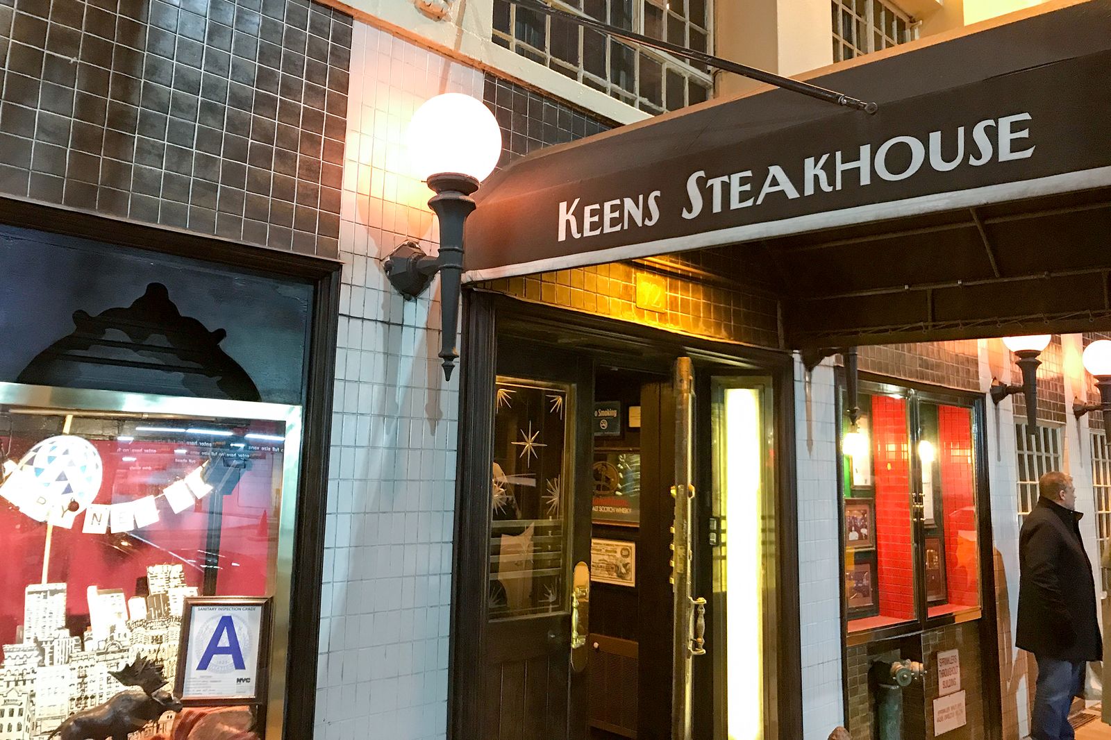 Der Eingang in das Keens Steakhouse in New York City