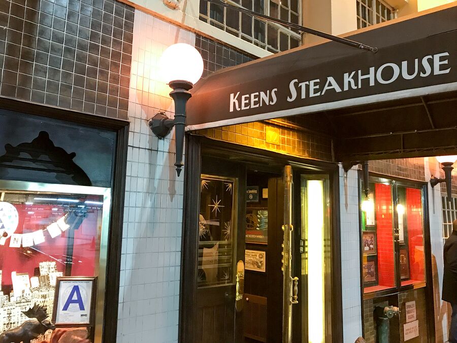 Der Eingang in das Keens Steakhouse in New York City