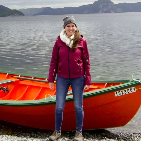 Mitarbeiterin Bianca Schabel am Ufer der Coxs Cove in Neufundland und Labrador