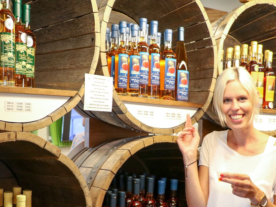 Mitarbeiterin Christina Maier in einer Cidrerie in Quebec