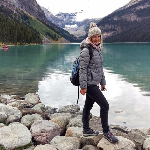 Mitarbeiterin Cindy Heider Am Lake Louise in Alberta