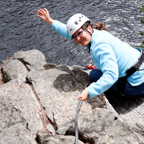 Mitarbeiterin Irene Schnell beim Via Ferrata im Parc Aventures Cap Jaseux
