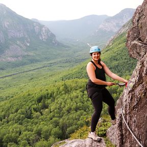 Sarina beim Klettern im Via Ferrata