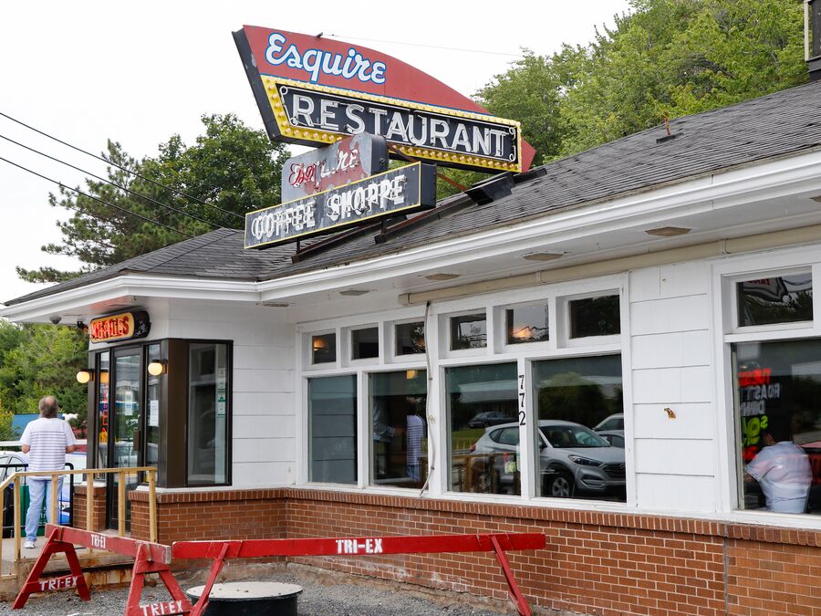 AuÃŸenansicht des Esquire Restaurants am Bedford Highway in Nova Scotia