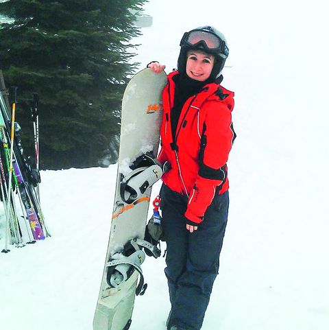 Mitarbeiterin Marie mit Snowboard in den Vail Resorts