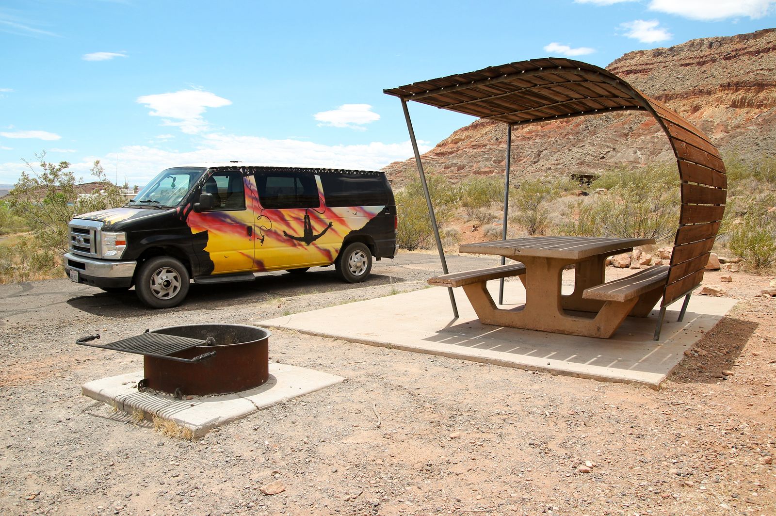 Ein Escape Campervan auf einem Campground im Quail Creek State Park in Utah