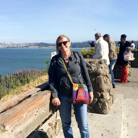 Mitarbeiterin Carola Bank vor der Golden Gate Bridge am Lime Point in den USA