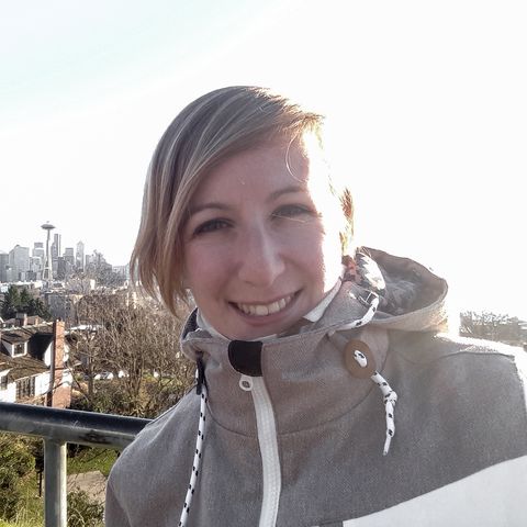 Cindy an einem Aussichtspunkt in Seattle