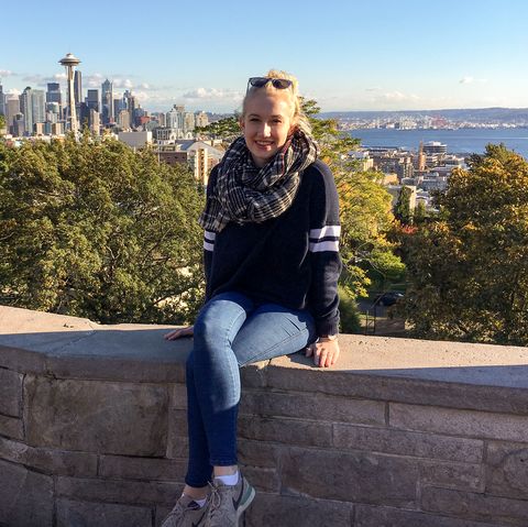 Mitarbeiterin Clara im Kerry Park, mit Ausblick auf Seattle