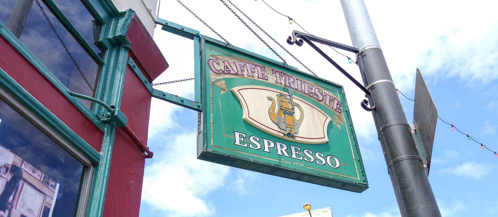 Das Schild des Cafe Trieste in San Francisco