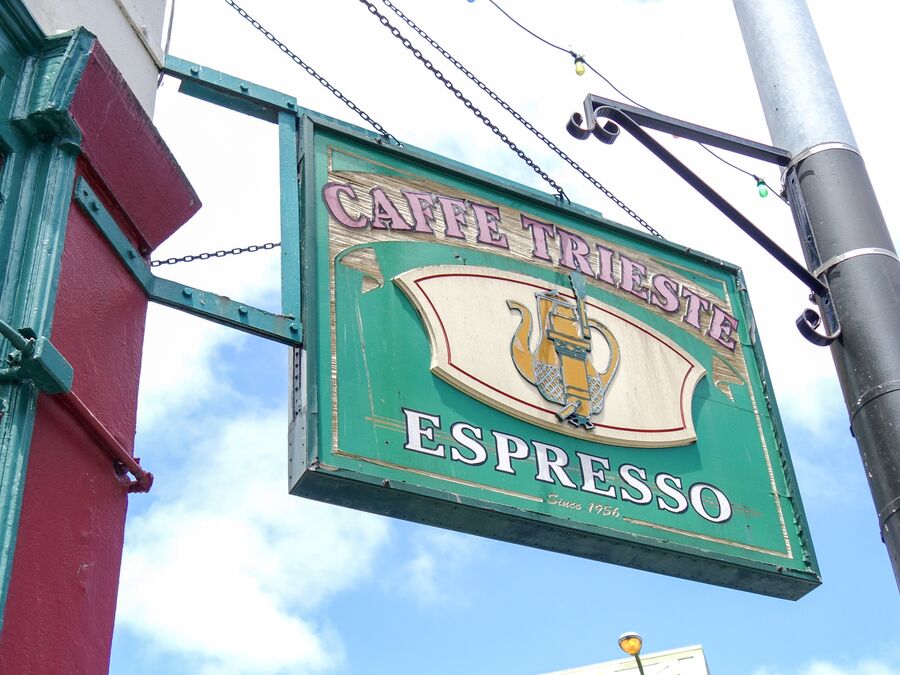 Das Schild des Cafe Trieste in San Francisco