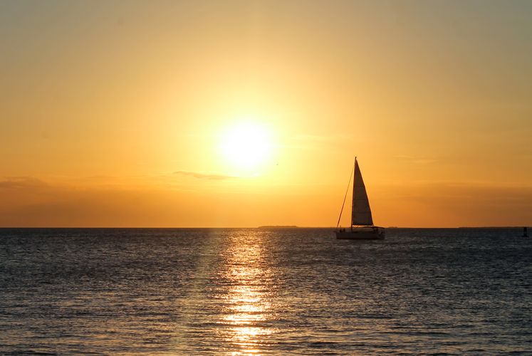 An der KÃ¼ste von Florida in den Sonnenuntergang segeln