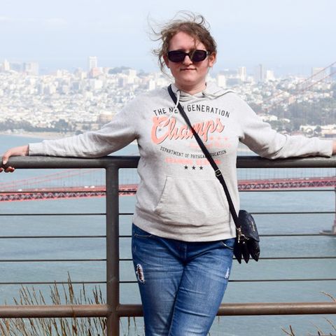 Mitarbeiterin Kasia vor der Golden Gate Bridge in San Francisco