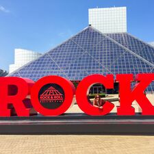 allgemein/diverses/canusa-insidertipps/usa/katja-hoebel/insidertipp-kh-rocknroll-museum-exterior.cr1824x1825-104x0 allgemein/diverses/canusa-insidertipps/usa/katja-hoebel/insidertipp-kh-rocknroll-museum-exterior.cr1824x1825-104x0