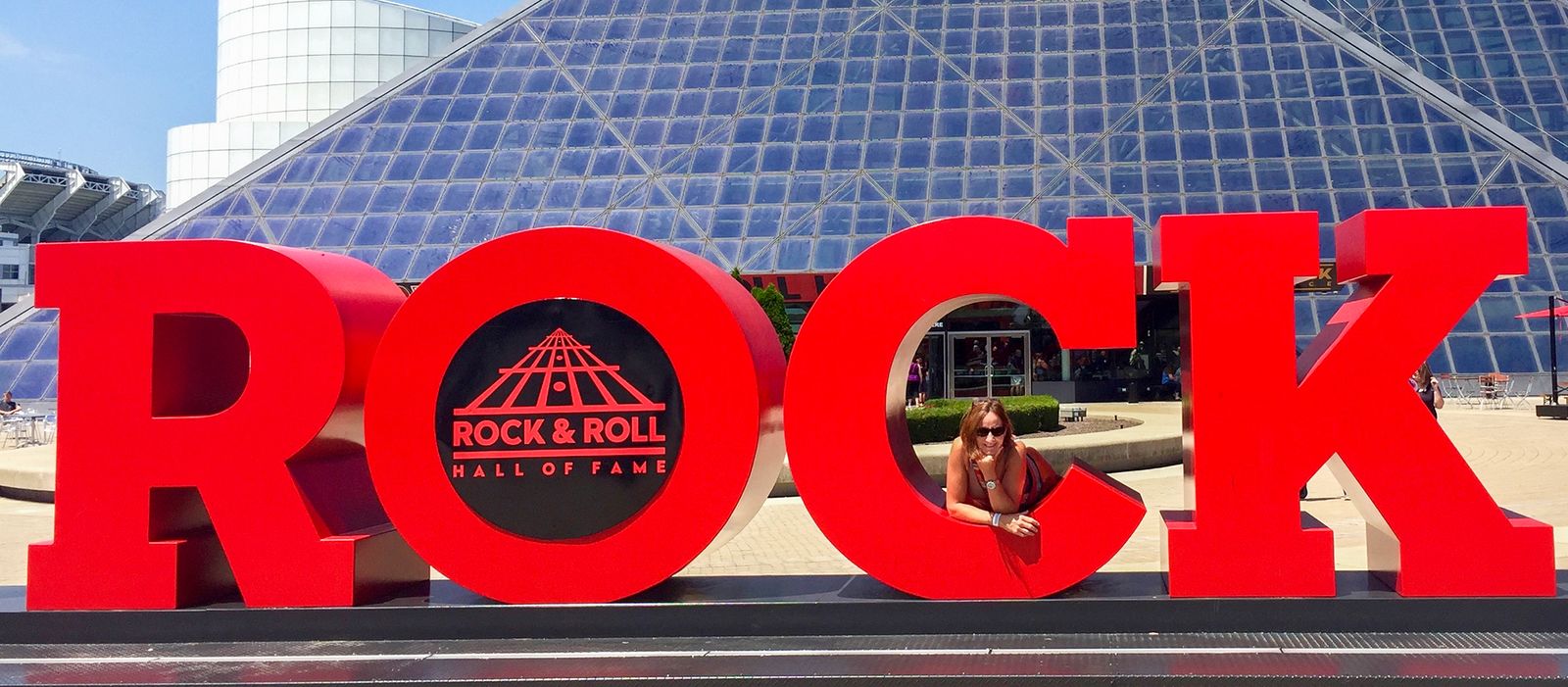 Mitarbeiterin Katja vor der Rock'n Roll Hall Of Fame in Cleveland, Ohio