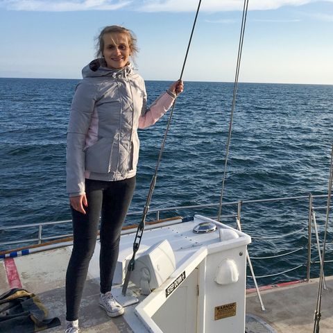 Mitarbeiterin Laura auf einem Boot der Cruise Santa Barbara