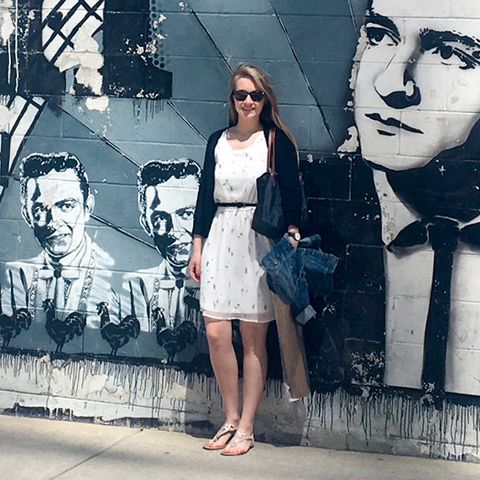 Mitarbeiterin Laura vor dem Johnny Cash Mural in Nashville