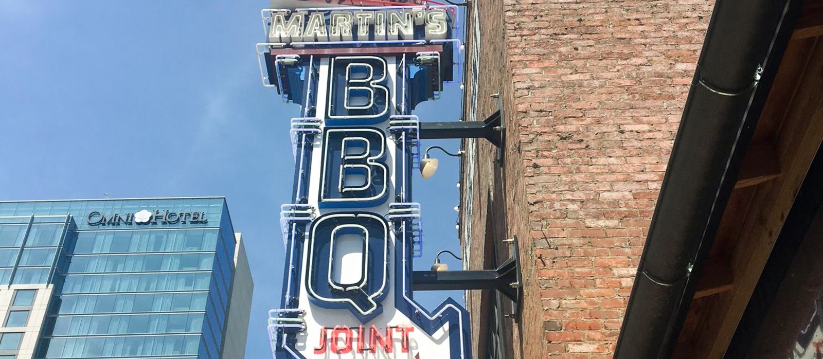 Die Leuchtreklame des Martin's Bar-B-Que Joint in Nashville