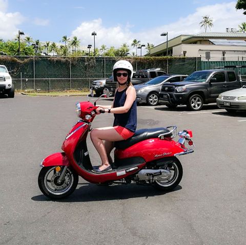 Mitarbeiterin Laura auf einem Moped in Honolulu, Hawaii