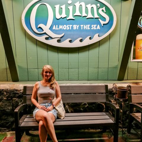 Mitarbeiterin Laura vor dem Quinn's Restaurant in Kailua-Kona, Hawaii