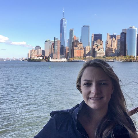 Julia vor der Skyline in New York City