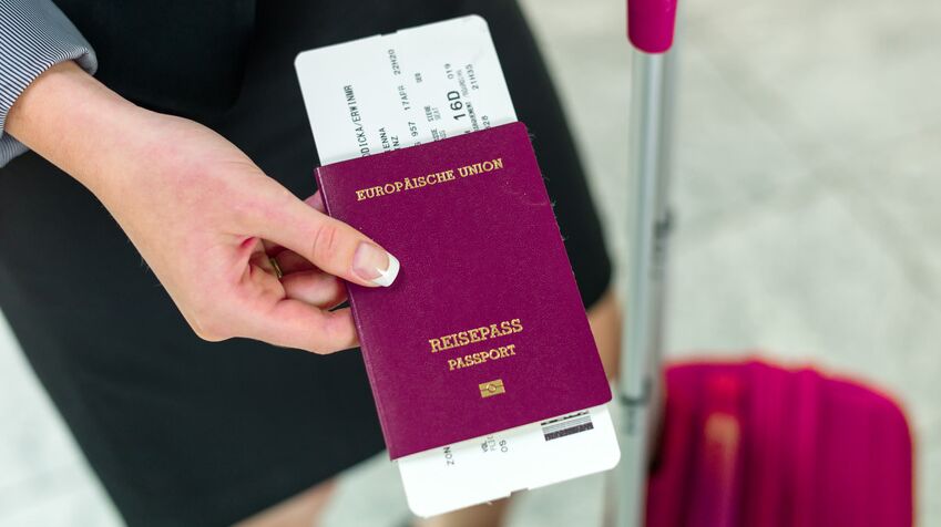 Reisepass, Koffer und Flugticket