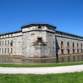 Ausblick auf einen der Türme der ehemaligen Hafenverteidigungsanlage Fort Daleware in Daleware City