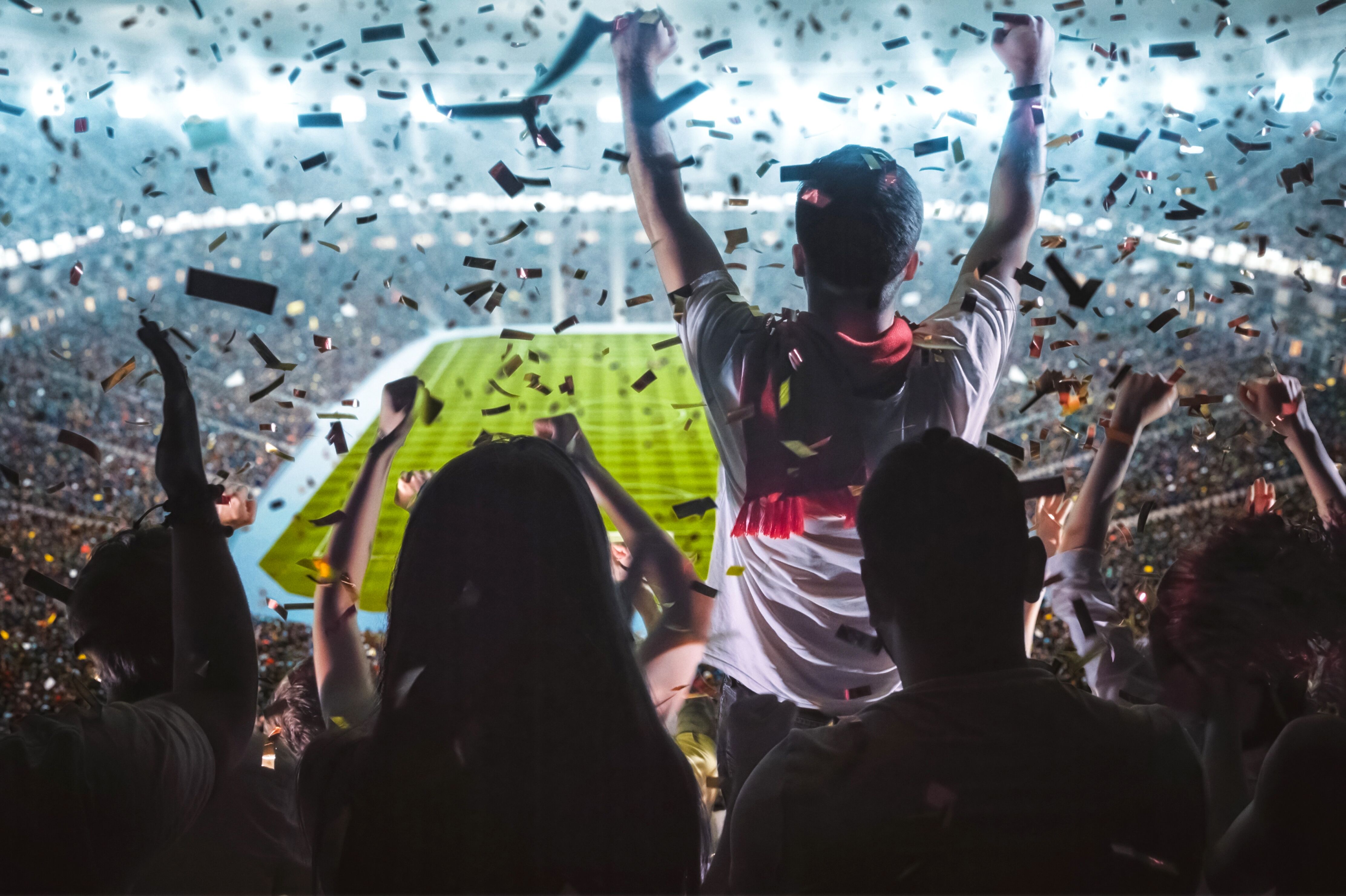 Fans bejubeln ihre Mannschaft im Stadion