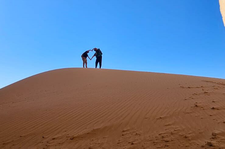Nicole G. und ihr Partner unter einem Felsbogen im Südwesten der USA