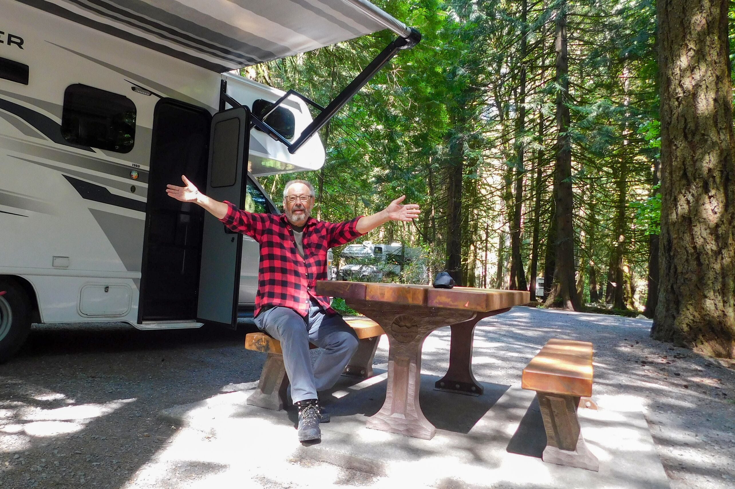 Rainer S. vor einem Fraserway RV Wohnmobil