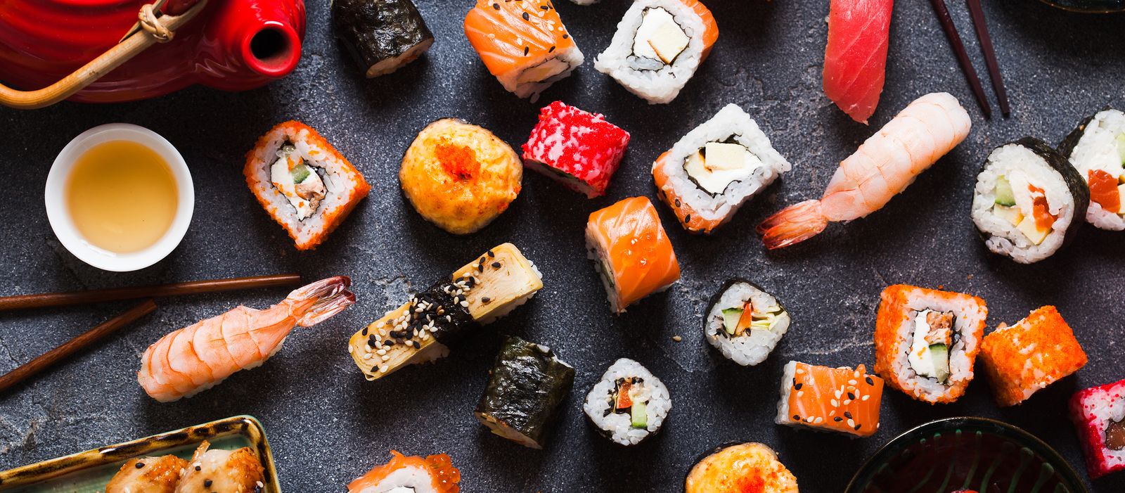 Ein Tisch voller Sushi-Gerichte