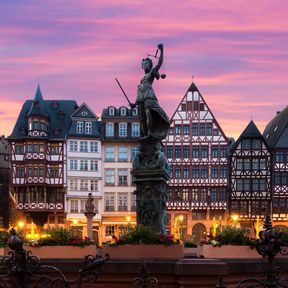 Die Justitia Statue auf dem RÃ¶merberg von Frankfurt am Main