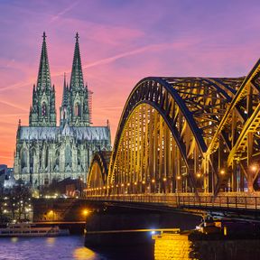 Der Kölner Dom und die Hohenzollern Brücke bei Sonnenuntergang