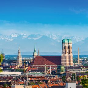 MÃ¼nchen mit Blick auf die Alpen